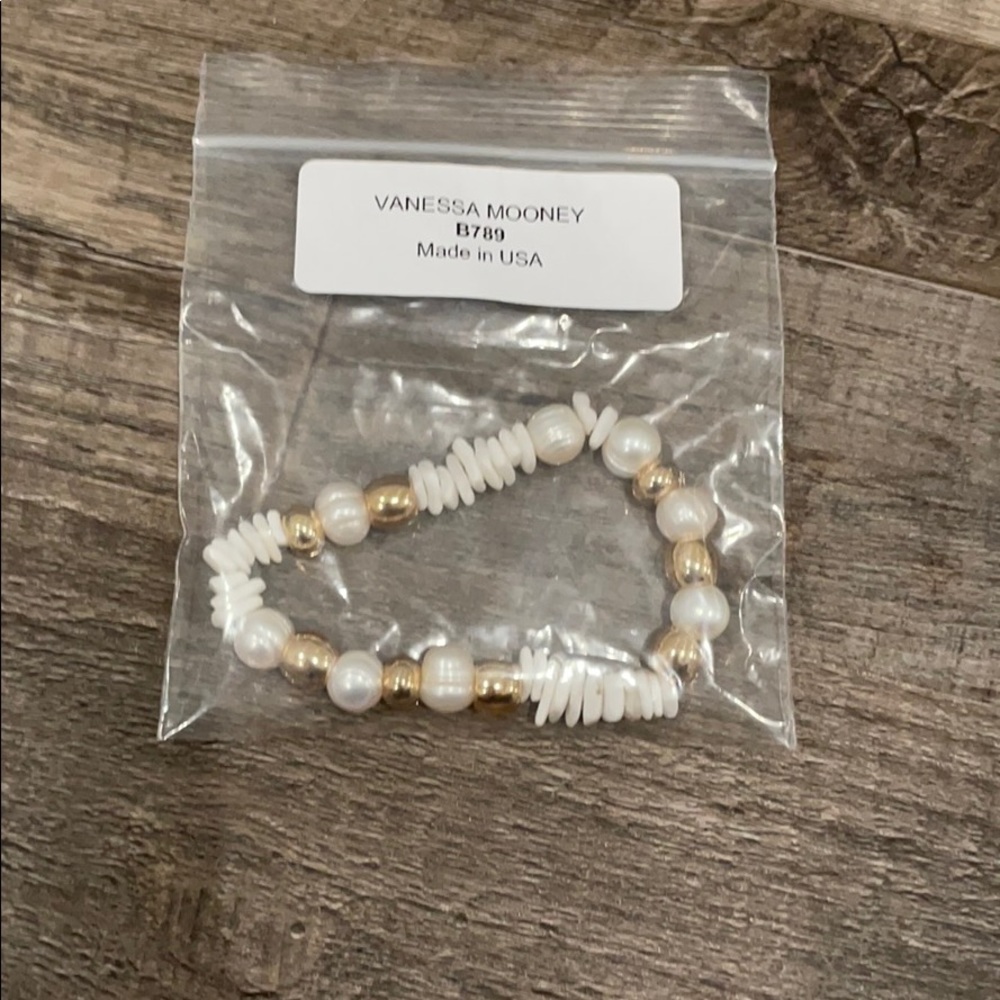 Vanessa Mooney Shell Gold Elastic Bracelet